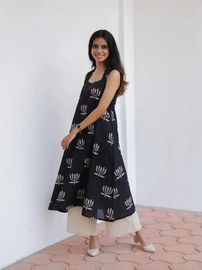 Lotus Motif Flared Sleeveless Kurta