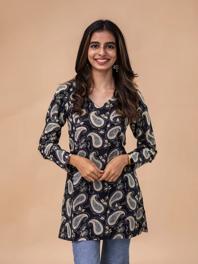 Black Paisley Short Top