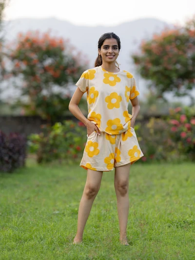 T-Shirt-Yellow Daisy Soft Cotton